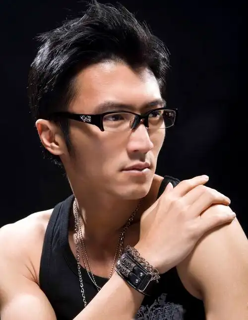 年8月29日出生于中国 a target="_blank" href="/item/香港/128775"