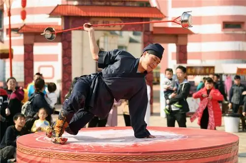 1月26日,演员在湖南长沙"大楚庙会"上表演杂技.