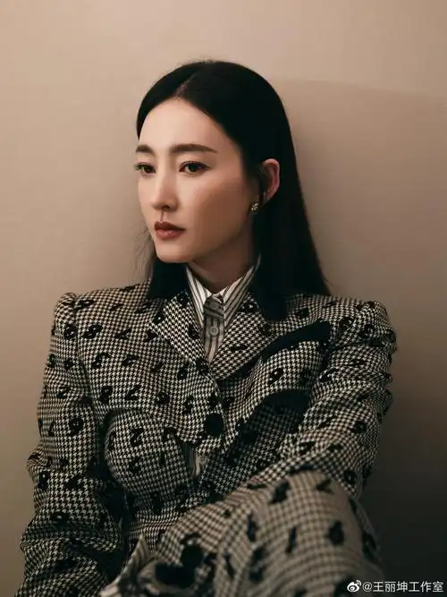 演员@王丽坤 携电视剧《经山历海》受邀出席 百年追寻……__财经头条