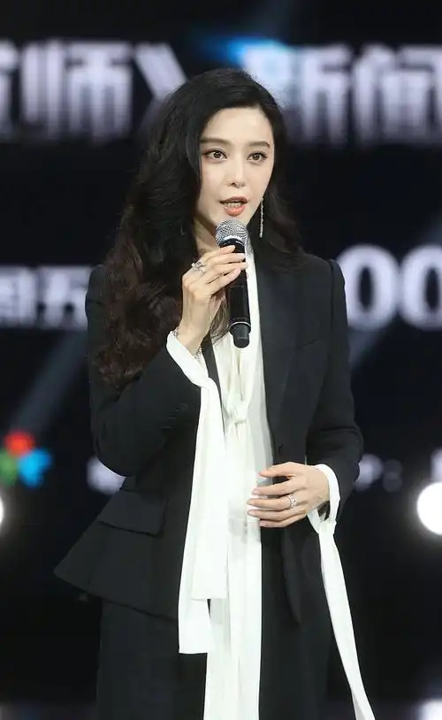 范冰冰跨界任评委西装干练迷人 称"会逼男友学魔术"