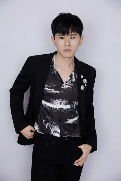 今晚#微博之夜#现场,@张杰《一路之下》再现白鹤舞90