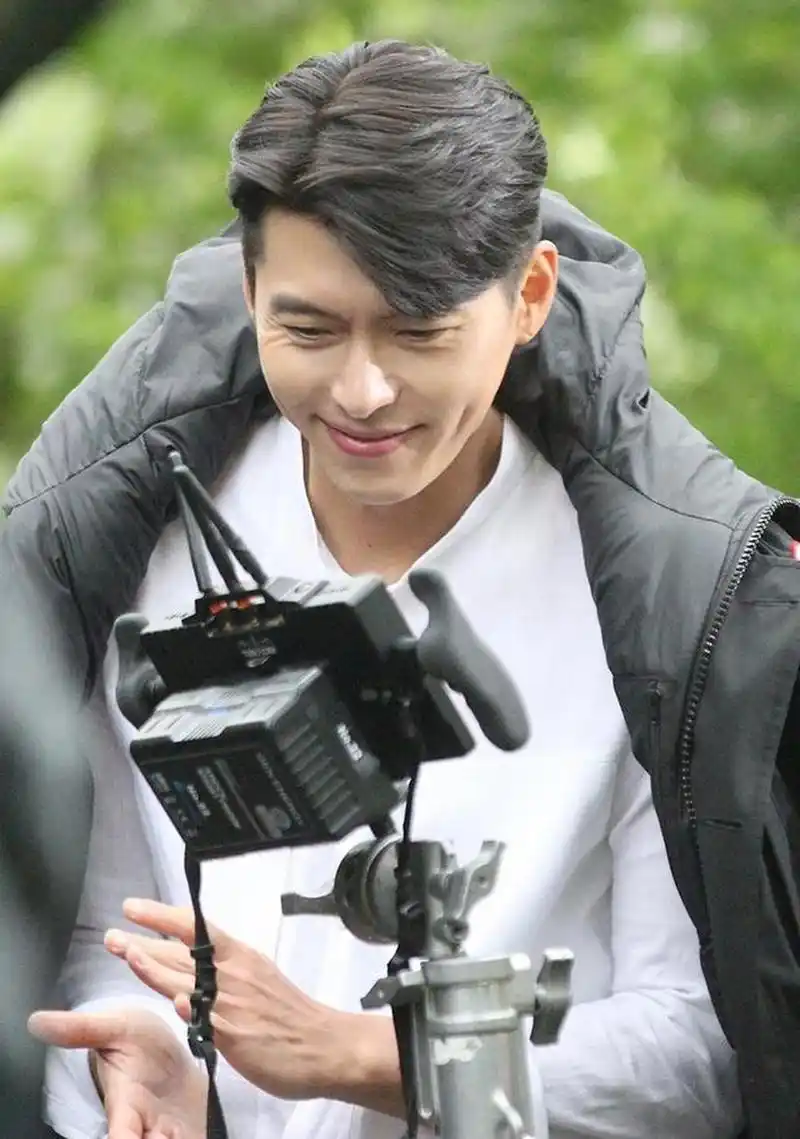 高清近照下的玄彬,皮肤好得就像是在发光.