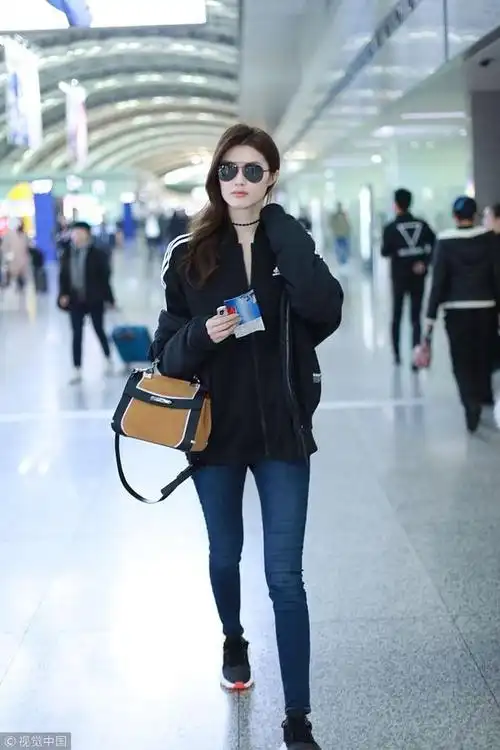 何穗黑色adidas运动装紧身牛仔裤 简约时髦尽显超模气质