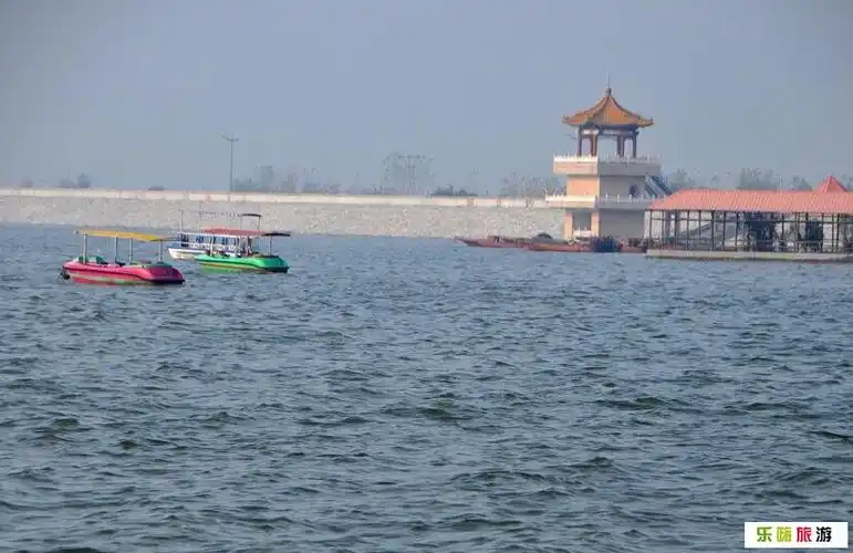 望花湖,原名望花亭水库,在河南省南阳市方城县二郎庙乡,因那里从前建