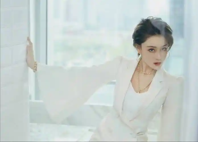 曾经"黑历史女王"张馨予,如今遇真爱绽放幸福,翻红成璀璨明星_吴卓羲