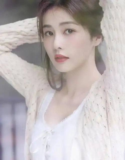 白鹿的身材好有料啊!长相清纯!美人美图!