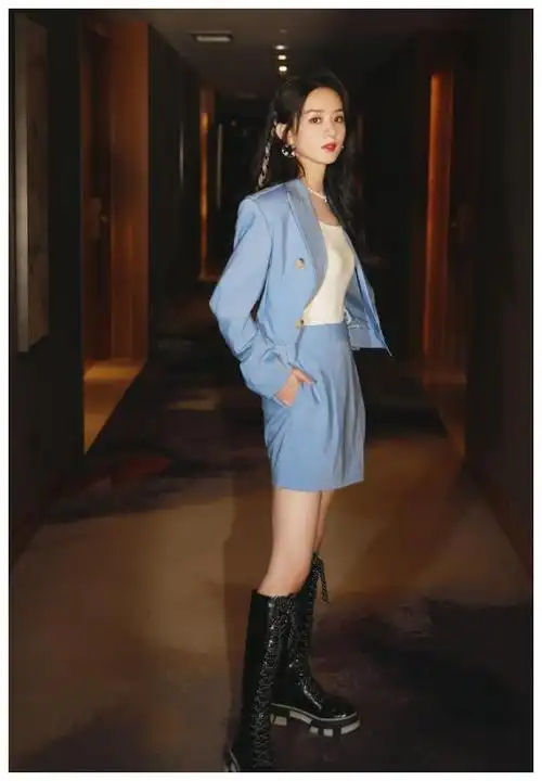 赵丽颖产后气质飞升,西装配骑士靴率性又高级,又一枚辣妈诞生了