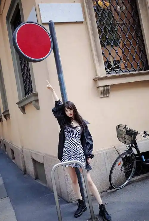 杨幂把空气刘海"毁"了,穿百褶裙配皮夹克,一点也不可爱_时尚_look