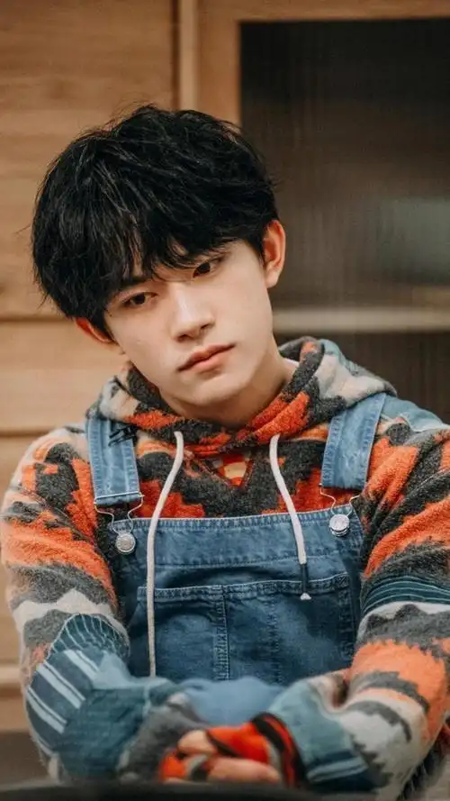 小清新男孩易烊千玺时尚阳光迷人写真