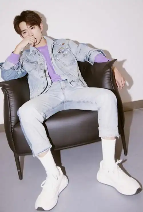 有种潮袜叫易烊千玺的"石膏袜",隐形增高,搭小白鞋帅翻校园!