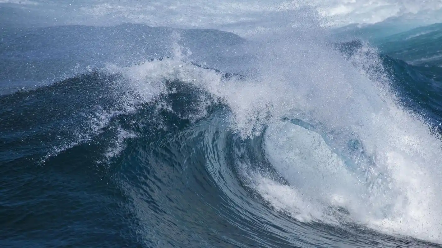 海上的滔天巨浪,大海是迷人的,大海也是危险的!