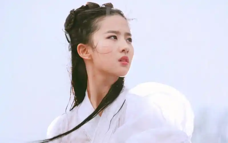 刘亦菲小龙女骑马