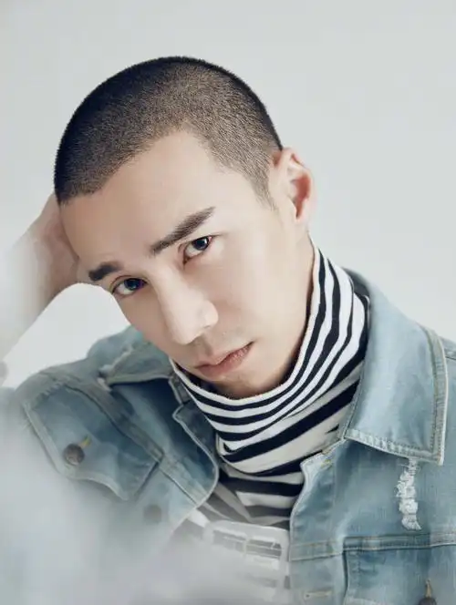 王冠逸寸头造型帅气写真图片_明星_美桌图片库