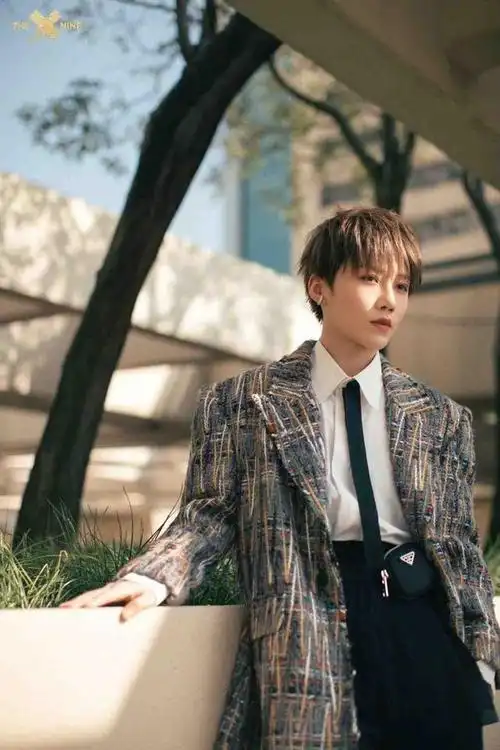 23岁刘雨昕酷拽有型短发利落造型演绎中性风简直帅出天际