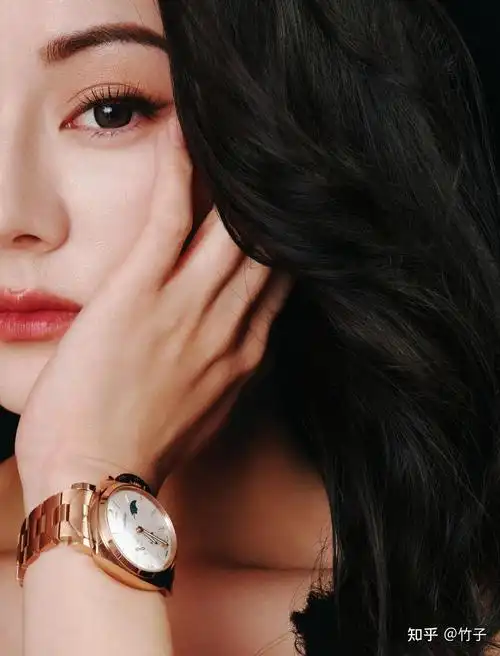 迪丽热巴最新美照,香槟色刺绣礼服裙星眸璀璨优雅至极,热巴好美