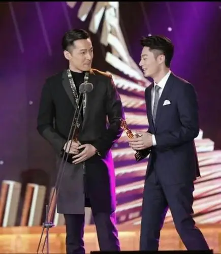 [霍建华][新闻]160309 霍建华胡歌颁奖礼上"甜蜜发糖" 台上公开拉小手