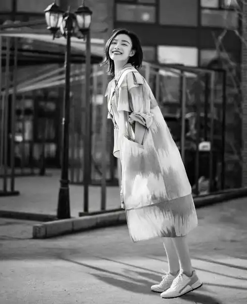 氛围感抓拍倪妮最新街拍