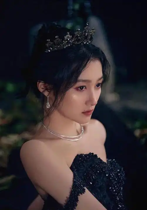 关晓彤穿着黑色抹胸长裙,露出优越锁骨和香肩,她头戴皇冠与珠宝洗链