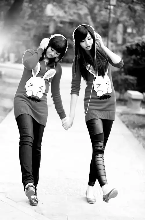 身着闺蜜装的姐妹手牵手听韶光的黑白图片