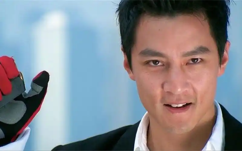 吴彦祖演技巅峰!把抢劫当成游戏,经典动作港片《新警察故事》