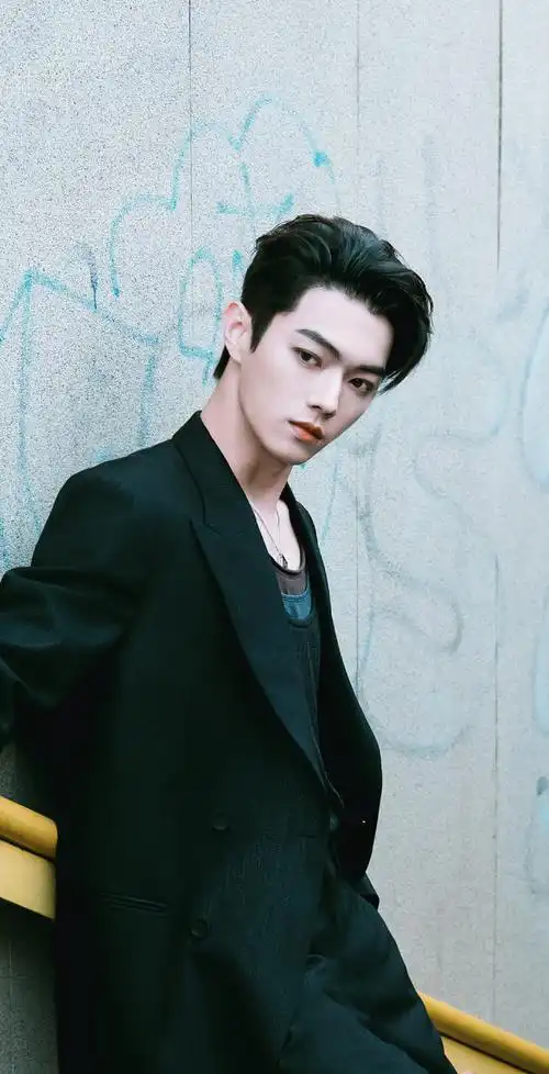 许凯米兰时装周#  许凯壁纸    闪耀78米兰街头90    金比比_修