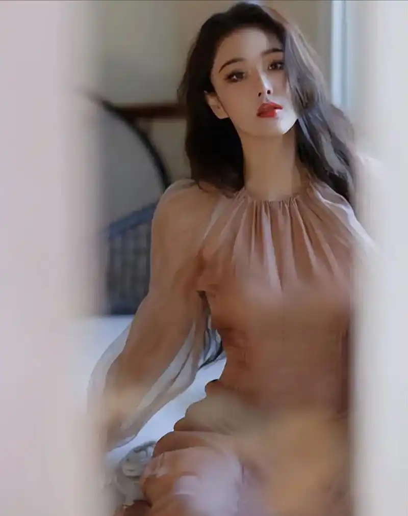 张馨予淡粉色写真,一位成熟稳重的女神姐姐,温柔美丽,长发飘飘,魅力