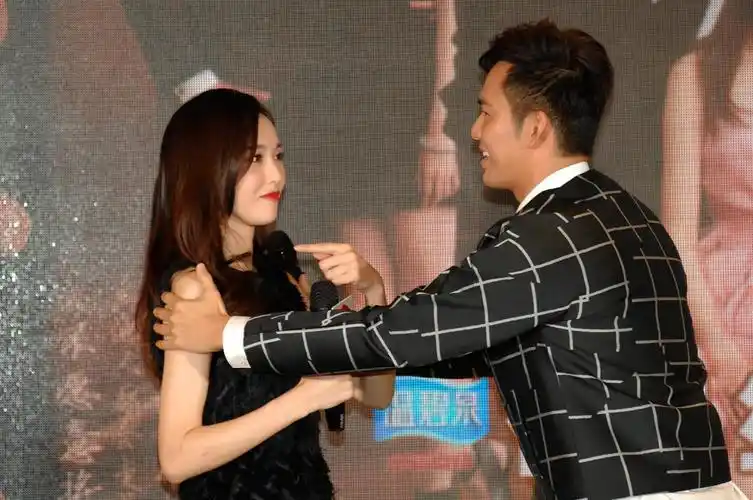 钟汉良时隔两年再度与唐嫣同框, 还为张钧甯披外套