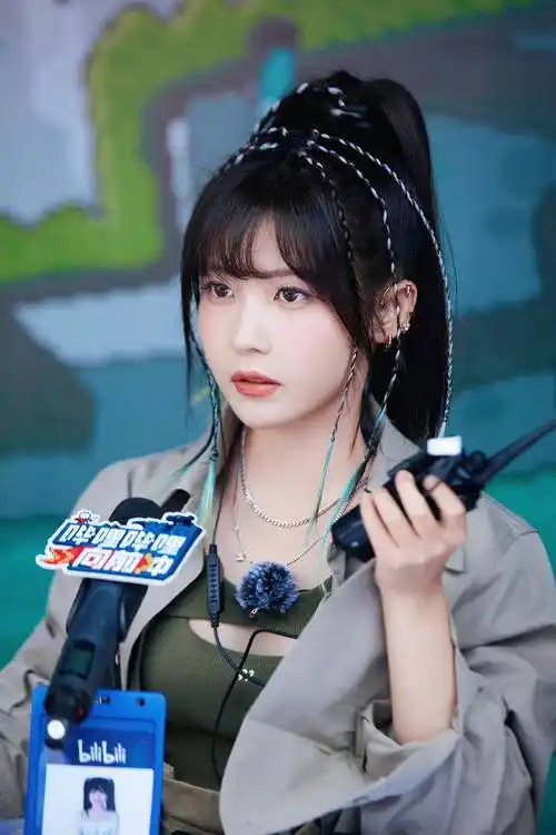 赖美云军绿套装马尾辫可爱萌动写真_赖美云_套装_写真