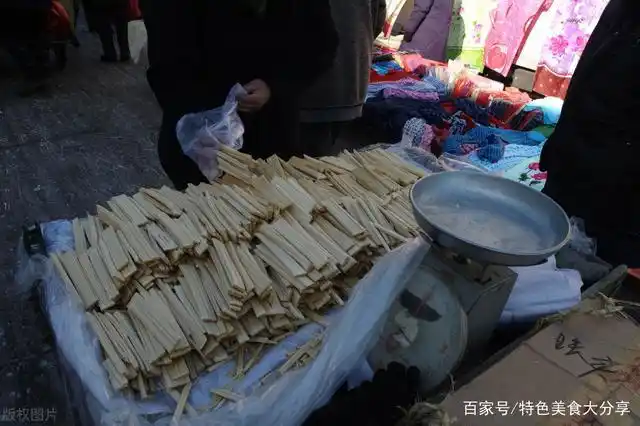 沂水大集上水饺摊,8块钱30个,土灶烧柴火,饺子皮发黑但很好吃