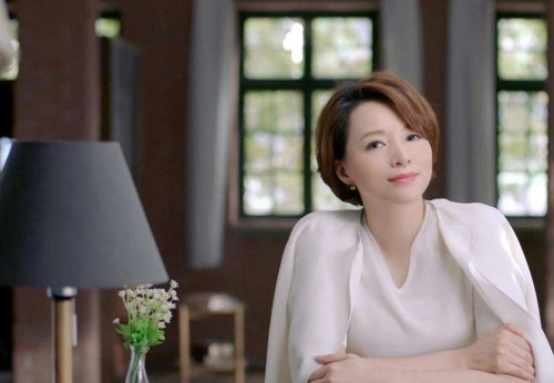 女人四五十岁后,最好别"t恤配短裤",瞧瞧董卿这样穿真有气质