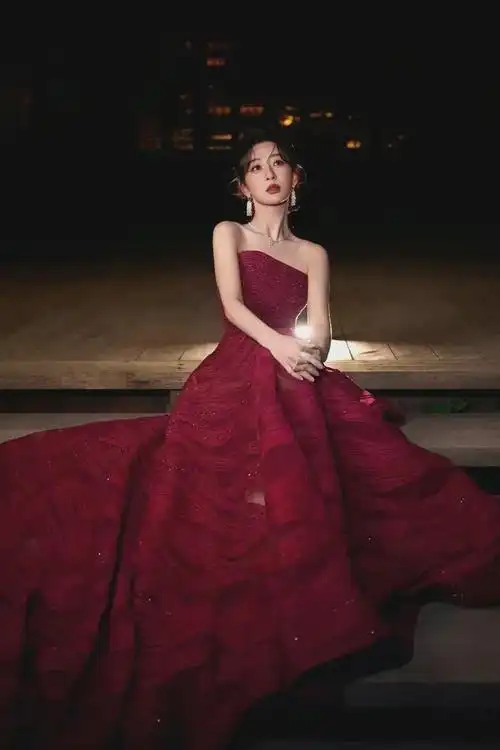 杨紫惊艳亮相!酒红色抹胸礼服,展现优雅女神气质!