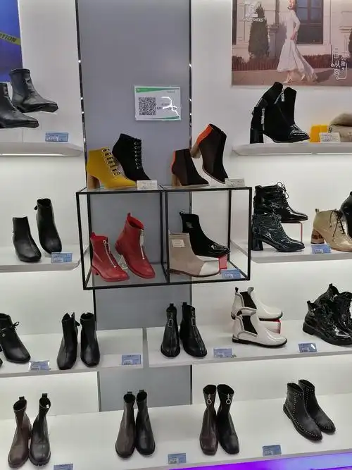 学习目标店系列化陈列,品牌品类的陈列占比 品牌柜组扩大马