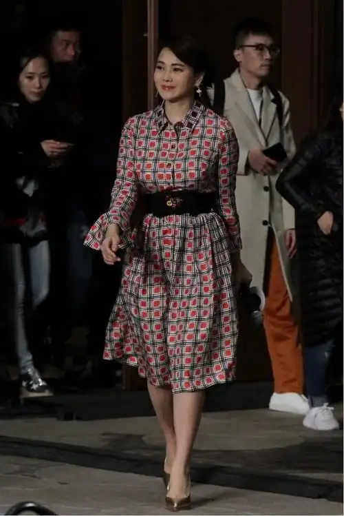 路人镜头下的伊能静老好多身材垂得厉害还有小肚子尤其是脸