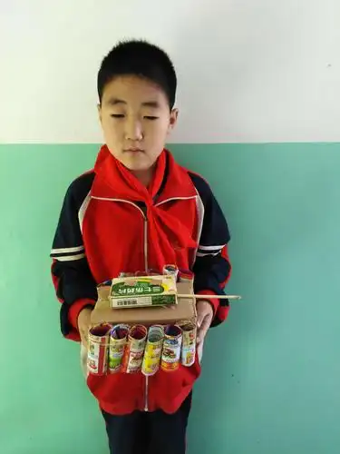 育红小学六(2)班的孩子们利用国庆假期开展了"旧物改造"创意设计大赛.