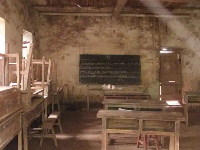 可见他们的教室有多么的糟糕,到处都是灰尘,连黑板都是破破烂烂的!