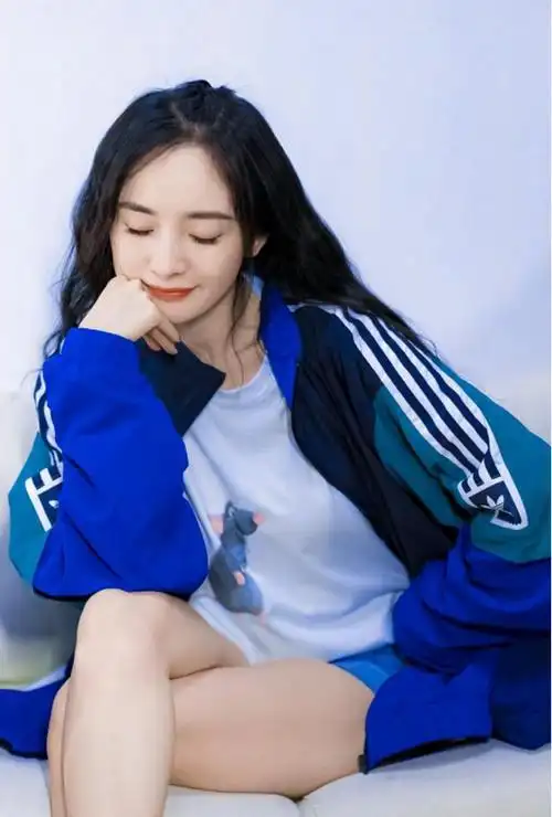 杨幂穿校服的样子真挺嫩的,与魏大勋同框,看着笑的更甜了