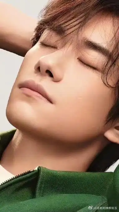 易烊千玺怼脸六宫格