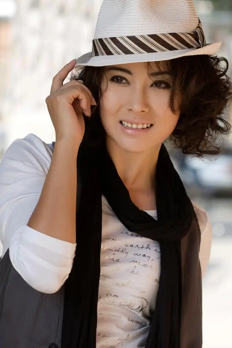 p>杨明娜,1976年9月27日出生于中国上海,影视女演员,1998年毕业于 a