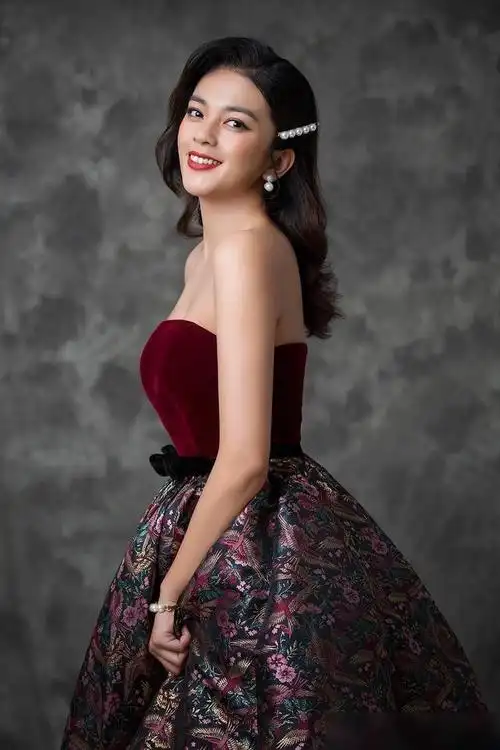 中印混血谈莉娜肤色黑选择酒红色穿抹胸裙也挡不住的丰盈感