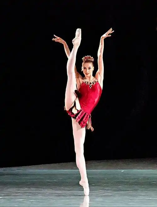 俄罗斯芭蕾舞美女轻松秀个"空中一字马"晒朋友圈,真牛!