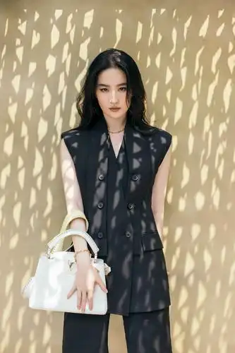 路易威登品牌代言人刘亦菲演绎摩登capucines手袋