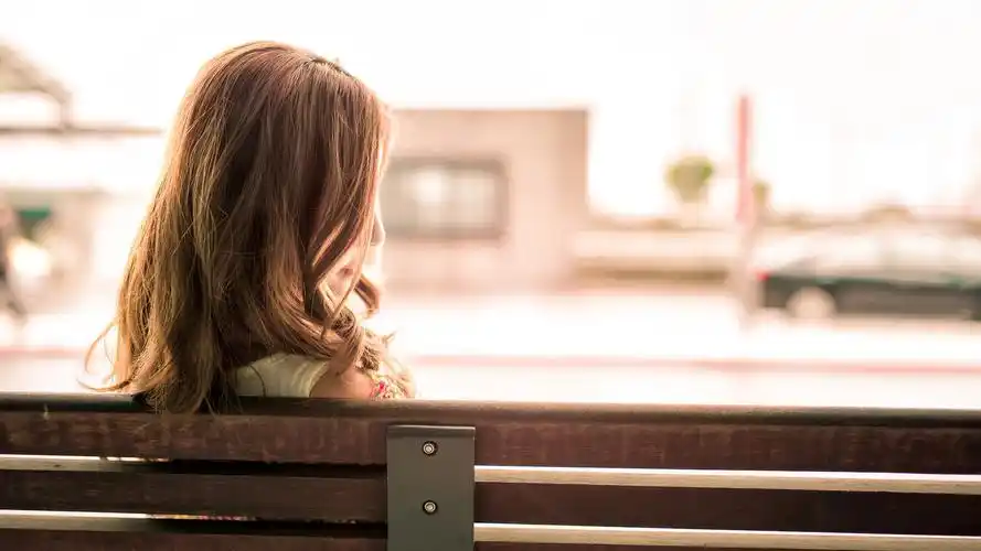 美女,心情,背影,长发,椅子,唯美桌面壁纸