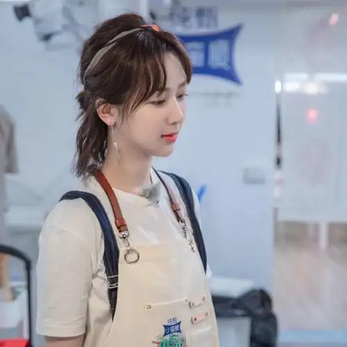 杨紫《中餐厅》造型,纯白t搭配背带裤,彩色发带和个性耳饰点缀,高街