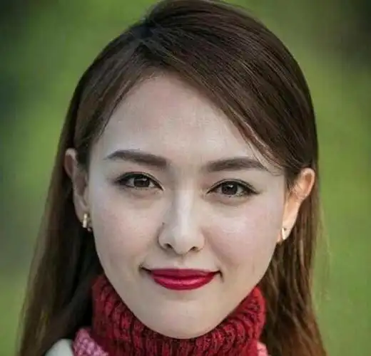 唐嫣,这样看脸上雀斑蛮多的