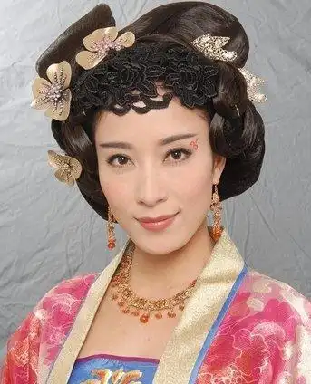 自从2010年之后杨怡拍摄了大量的古装电视剧从而成为香港影响力最大的