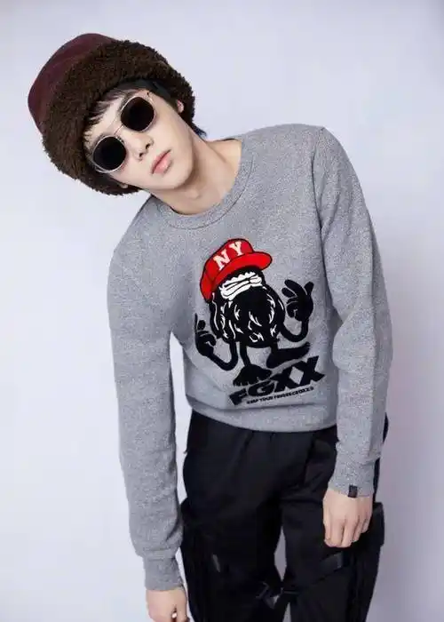 华晨宇一件卫衣穿7年,戴"大爷帽"配墨镜,连庆生造型都一样