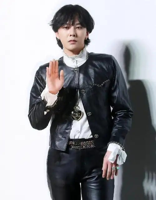 曾经是韩国爱豆停留的权志龙最新生图来了,但是在看完他的这组照片