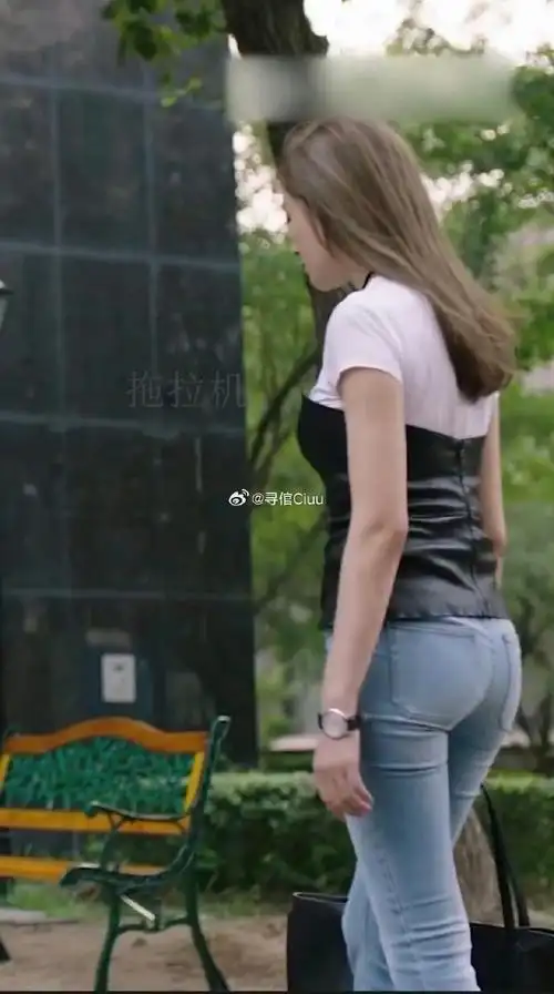 张天爱牛仔裤剧照