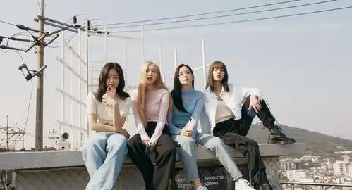 原创lisa最新画报短款白色外套配工装裤短靴身材比例让人叫绝