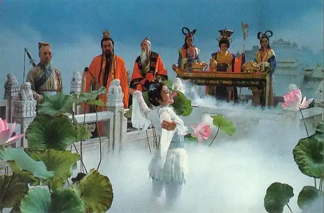 也正是孙悟空春风得意的时候,天庭如期准备召开蟠桃宴,王母娘娘派七